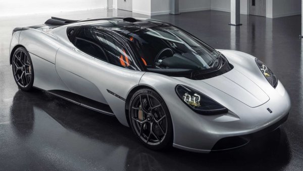 Определяна от мнозина като наследник на McLaren F1, суперколата T.50 носи подписа на Гордън Мъри - конструкторът, който разработи британска легенда от 90-те години. Новата му кола  е оборудван с атмосферен V12 с 670 к.с., който предава цялата си мощност само на задните колела чрез 6-степенна ръчна скоростна кутия Xtrac. И това е кола, която тежи едва 986 кг.