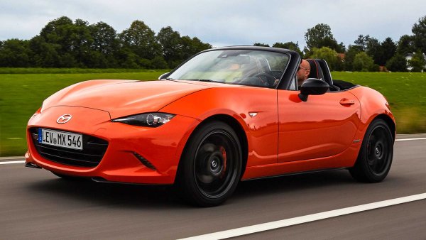 Най-продаваният роудстър на всички времена може да бъде закупен само с 6-степенна механична скоростна кутия. Предлага се в различни нива на оборудване и в два варианта на мощност от - 140 и 190 к.с. MX-5 е един от най-забавните спортни автомобили за шофиране, като за това помагат както ниското тегло &ndash; под 1 тон, така и класическата механична скоростна кутия.