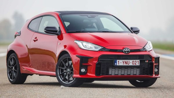 При този хот-хеч 3-цилиндровият турбомотор с обем 1,6 литра развива 268 к.с., като е комбиниран със система за задвижване на четирите колела и 6-степенна механична скоростна кутия. Към момента Toyota не предлага GR Yaris с автоматична трансмисия, но не е изключено това да се случи, при това съвсем скоро. Ускорението от 0 до 100 км/ч в случая отнема 5,5 секунди, а максималната скорост е 230 км/ч.