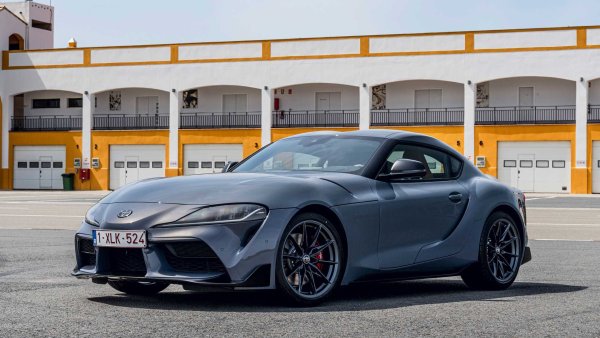 Това винаги е бил един от най-очакваните и търсени спортни автомобили с ръчна скоростна кутия през последните години и Toyota не разочарова феновете. Версията с 6-степенната механична трансмисия дебютира едва миналия юни, след като първо на пазара &ndash; още през 2019 г., се появи вариантът с 8-степенна автоматична скоростна кутия (същият като BMW Z4). Тази Supra развива 340 к.с. и 500 Нм по-лека е с 40 кг и струва 66 500 евро, или с 5500 евро по-малко от версията Premium Sport, която с автоматик.