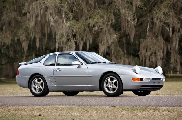 В Porsche 944, пуснат през 1983 г., е поставен, всъщност, дясната половина на алуминиевия V8 от голямото купе Porsche 928. Полученият 2,5-литров двигател е с доста къс ход на буталото и с огромен диаметър на цилиндъра от 100 милиметра: с 4 цилиндъра това дава изключително неравномерна работа, така че се налага използването на патентованата система на Mitsubishi с чифт балансиращи валове. Затова пък двигателят се оказва много еластичен - колата може да потегли без проблем на втора предавка.
След това обемът на двигателя е увеличен първо до 2,7 литра, довеждайки диаметъра на цилиндъра до 104 милиметра. После пък ходът на буталото е увеличен до 87,8 милиметра, като получава на изхода обем от 3 литра - един от най-големите "четворки" в историята на автомобилната индустрия! Освен това има както атмосферни, така и версии с турбокомпресор.
