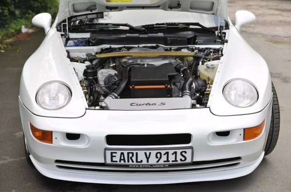 Произведени са няколко версии на трилитровия двигател: при Porsche 944 S2 той развива мощност от 208 конски сили, а при Porsche 968 - вече 240 кончета. Всички трилитрови атмосферни двигатели са оборудвани с 16-клапанна глава на блока на цилиндрите.
Най-мощната версия на серийния е 8-клапановият с турбо, който развива 309 конски сили. Едва ли обаче някога ще го видите на живо, защото с него е оборудван само Porsche 968 Carrera S, от който са произведени едва 14 бройки. В състезателната версия на Turbo RS, направена само в три екземпляра, този двигател е подсилен до 350 коня. Между другото, разработен е и 16-клапанов с турбо, но само като прототип.