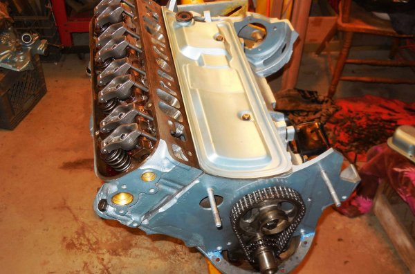 Както се вижда, обем от три литра не е ограничение за един четирицилиндров двигател! Тази отметка беше пресечена от произведения през 1961 година двигател на Pontiac от семейството Trophy 4 с обем от 3,2 литра.
Този двигател е един от плодовете на работата на Джон Делориън, който през онези години оглавява подразделението Pontiac на General Motors. За новия компактен модел Pontiac Tempest (компактен по американски стандарти - дължината е 4,8 м) е нужен евтин базов мотор, но компанията няма средства за разработването му.
По молба на Делориън, двигателят е проектиран от нулата от легендарния състезателен механик Хенри "Смоуки" Юник. Той буквално отрязва голямата "осмица" с обем 6,4 литра от семейството Trophy V8 наполовина.