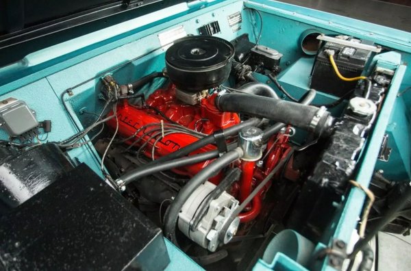 По аналогичен начин, от V8 в началото на 60-те години е направен четирицилиндровият двигател от семейството Comanche за всъдехода International Harvester Scout. Сега тази марка е твърдо забравена, но по онова време тя произвежда селскостопанска техника, тежкотоварни автомобили, пикапи, а през 1961 г. пуска на пазара и малкия всъдеход Scout.
За базов двигател е разработен четирицилиндров от серията Comanche. International Harvester е малка компания с оскъдни средства, поради което новият двигател е създаден по най-бюджетния начин: дизайнерите разрязвят петлитров "осмак", предназначен за стационарно монтиране (например за задвижване на генератор), наполовина.