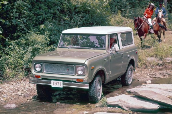 А до 1968 г. по същия начин компанията създава истински гигант: 3,2-литровият четирицилиндров двигател е получен след разполовяването на 6,2-литров V8, предназначен за тежкотоварна техника. Новият двигател развива само 111 конски сили, а до края на 70-те години, поради по-строгите изисквания за токсичността, мощността му пада до 93 коня.
Много преди това обаче, делът му в производствената програма се срива, когато на всъдехода Scout започват да се монтират по-мощните и плавно работещи V8 двигатели. Това обаче вече няма значение - в крайна сметка този двигател остава в историята като най-големият с 4 цилиндъра, монтиран някога на лек автомобил!