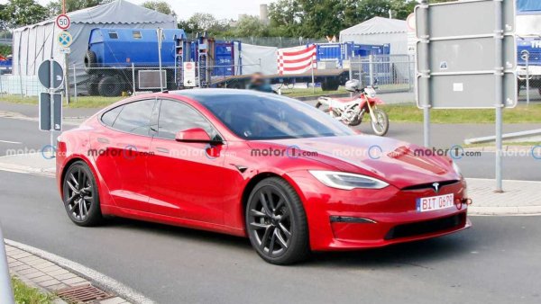 Единствената Tesla в тази класация е във версия Plaid и може да ускори от 0 до 100 км/ч само за 2,1 секунди, което не е лошо за петместен автомобил. Първият седан на Илон Мъск е електрически, има три двигателя (с мощност 1020 к.с.), задвижване на всички колела и заявен пробег от 600 км. Максималната скорост е 322 км/ч.
