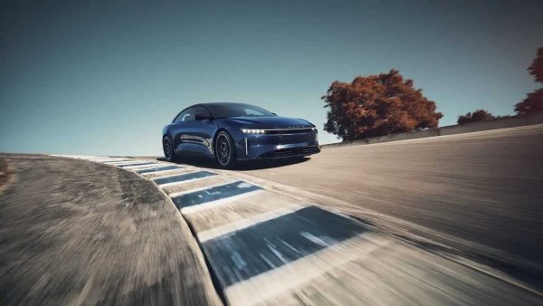 На седмо място в тази класация откриваме първия седан, който ускорява от 0 до 100 км/ч за 2,0 секунди. Американският Lucid Air Sapphire е начело в гамата на марката и също така е най-бързият петместен автомобил в света.

Заслугата е на трите електрически мотора с обща мощност от 1234 к.с., които предлагат задвижване на всички колела и максимална скорост от 330 км/ч. Батерията с капацитет 118 кВт/ч и изключителният коефициент на аеродинамично (Cd) от 0,197 му позволяват да измине до 687 км с пълен резервоар, но със сигурност не с такава скорост.
