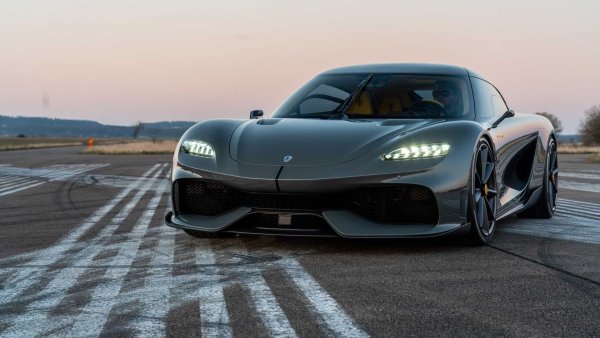 Koenigsegg Gemera постига впечатляващ резултат както във версия с 3,0-литров двигател, така и в тази с V8. И в двата случая времето е 1,9 секунди, което рекорд за plug-in хибридна кола.

В случая говорим за футуристично, натъпкано с технологии шведско хибридно купе, което използва или трицилиндровия туин-турбо и електрическия мотор Dark Matter (в допълнение към 9-степенната скоростна кутия с много съединители), за да достигне 1400 к.с. или 2332 к.с. електрифициран V8. Максималната скорост на Gemera е 400 км/ч.
