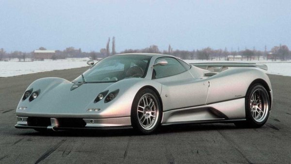 Zonda бе първата кола в историята на Pagani, и дори днес, почти четвърт век по-късно, си остава най-добрата. Атмосферният V12 от Mercedes-AMG е фантастичен, а шасито и корпусът са построени с разточително използване на въглероден композит, което дава много устойчивост и здравина, но без да добавя излишно тегло. Резултатът е една забележителна кола, която вече достига седемцифрени суми на вторичния пазар. 
