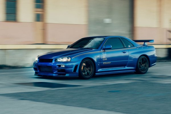 От Road&Track не си поплюват: за тях поколението R34 на Nissan Skyline GT-R е "вероятно най-добрата японска кола, правена някога". Факт е, че тя е вече много търсена от колекционерите. Шестцилиндровият турбомотор може да се развърта до 8000 оборота в минута и дава много мощност, без от това да страда усещането зад волана. 
