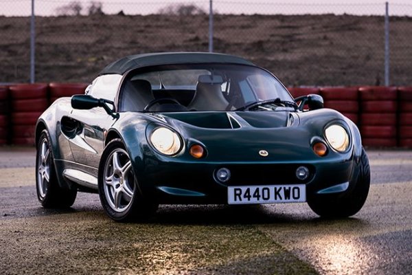 Колата, която спаси Lotus от изчезване. Този мъничък двуместен кабриолет със средноразположен двигател беше сравнително достъпен като цена, но в същото време даваше може би най-доброто и прецизно управление. Първото поколение S1 така и не стигна до Америка, но второто, S2, дебютира там през 2005 и спечели доста фенове. 