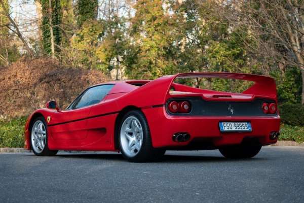 По-старото F40 е много по-прочуто. Но истинските познавачи ценят F50, и дори са склонни да го определят като най-доброто Ferrari на всички времена. Развиващият над 500 коня V12 е монтиран направо върху шасито, и е съчетан с ръчна трансмисия. Свалящият се покрив е като черешката на тортата. Италианците произведоха по-малко от 400 бройки от този автомобил, така че той си остава едно от най-редките ферарита с V12. 

