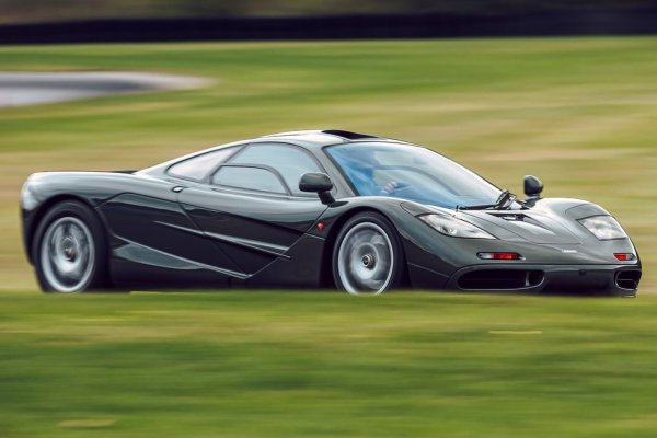 Това е не просто една от най-готините коли на последните 50 години, но и една от най-добрите коли на всички времена. Проектиран от гениалния конструктор от "Формула 1" Гордън Мъри, F1 ползва удивителен V12 от BMW и крайно необичайна централно разположена шофьорска седалка. Изживяването зад волана тук е на практика без аналог. Експерти по класическите автомобили прогнозират, че не след дълго F1 може да се превърне в най-скъпата кола изобщо, изпреварвайки легенди от 60-те като Ferrari 250 GTO. В момента средната цена на F1 на вторичния пазар е около 20 милиона долара. 
