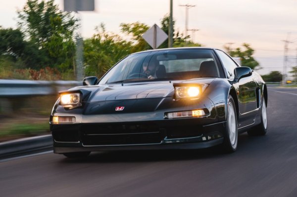 Тази кола се продаваше като Honda в Европа, и като Acura в Америка. Но и в двата случая тя бе един от най-привлекателните модели на 90-те, чувствително по-бърза от двойно по-скъпите модели на Ferrari. Самият Айртон Сена бе участвал в разработката, което обяснява фантастичното поведение на писта. Двигателят бе 3-литров VTEC V6, развиващ 270 конски сили. А върховата версия NSX-R вече върви над 300,000 долара на вторичния пазар. 
