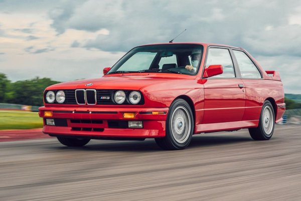 Редакторите на R&T не крият слабостта си към класическите BMW-та. Удоволствието от карането и относителната им достъпност доведоха до там, че почти цялата редакция притежава поне по една бройка от Е30. 
Разбира се, най-добрата кола от това поколение е М3 версията - но също и най-скъпата. Добре запазените екземпляри вече клонят към четвърт милион долара - цената на ново Ferrari Roma. 
