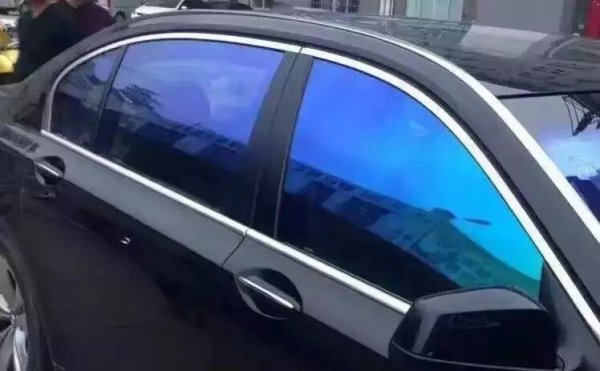 В България любителите на затъмняващото фолио са много, както се установи при предишния опит за забраната му преди няколко години. Сега законопроектът предвижда фолиото да се забрани изцяло върху предното и предните странични стъкла.