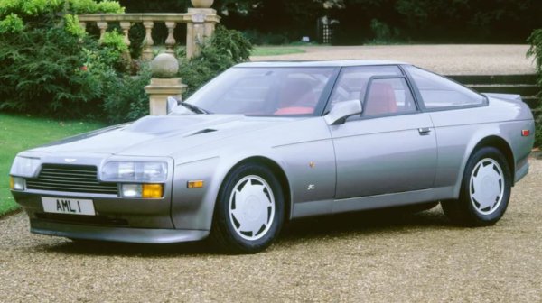 Aston Martin и Zagato си сътрудничат от 50-те години, но в началото на 80-те британският производител дава на италианската дизайнерска къща най-предизвикателната задача досега: вземете V8 Vantage, вече един от най-мощните автомобили от този вид, и направете нещо, което може да се изправи срещу Porsche 959 и Ferrari 288 GTO. Резултатът е кола, по-малко красива от въпросните две, но също толкова брутално бърза. Преобразяването на автомобила от Zagato е цялостно: междуосието е свито, каросерията е ревизирана, като автомобилът е с около 10% по-лек от стандартния Vantage.
Планирана е ограничения серия от 50 бройки, като всички са продадени в момента на представянето на колата пред публика на автомобилното изложение в Женева през 1986 г.

Първоначалният тест на прототипа показва максимална скорост от 297 км/ч, с малко по-малко от максимума на 288 GTO.
Може би това е причината Aston да бъде забравен, докато съперниците му се превръщат в икони. Или това, или неговия стил.

Днес Zagato е само малко по-ценен от стандартния Vantage. Като се има предвид, че е една от най-бързите коли в света, когато се появява, Zagato изглежда престъпно недооценен.
