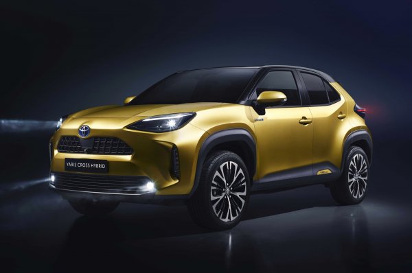 Както подсказва името, този малък SUV е в близка връзка с актуалното поколение на хечбека Yaris. Макар да имат много общо по отношение на техниката, Yaris Cross ще има собствен отличителен дизайн и ще е малко по-голям. Единствената задвижваща опция ще е за хибридна система с 1,5-литров бензинов двигател и електромотор.