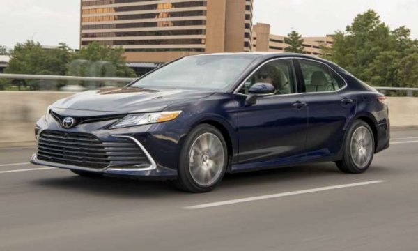 Цена: 24 970 долара

Стойност след 5 години: 40,9% от базовата - 10 213 долара

Toyota Camry е най-популярният лек автомобил в Америка от почти 20 години и една от причините за това, че е държи високи цени при препродажба. Toyota представи осмото поколение Camry преди няколко години, а съвсем наскоро моделът получи актуализиран външен стил, подобрения в интериора и последната версия на пакета от функции за безопасност на компанията Safety Sense 2.0. Компанията предлага и Camry TRD със спортни окачване и спирачки, по-агресивен стил и специална изпускателна система.