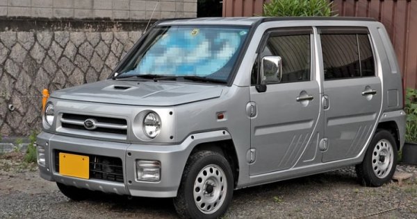 Втова няма и някакъв подтекст, а си е директен превод на голо Daihatsu Naked е kei автомобил, представен за първи път на автомобилното изложение в Токио през 1997 г. Компактен и с малка мощност, но феновете го намират изключително забавен за шофиране. И харесват опростения интериор.

Няма официална информация от Daihatsu  – какви мисли са имали, давайки това име? Повечето анализатори вярват, че е поради голия дизайн - с открити панти на вратите и груб, незавършен някак.  Носи се слух, че има и Daihatsu Naked Owners Club и Daihatsu: Naked Owners Club, на вдъхновени от колата нудисти. Чакаме инфо за сбирките им.