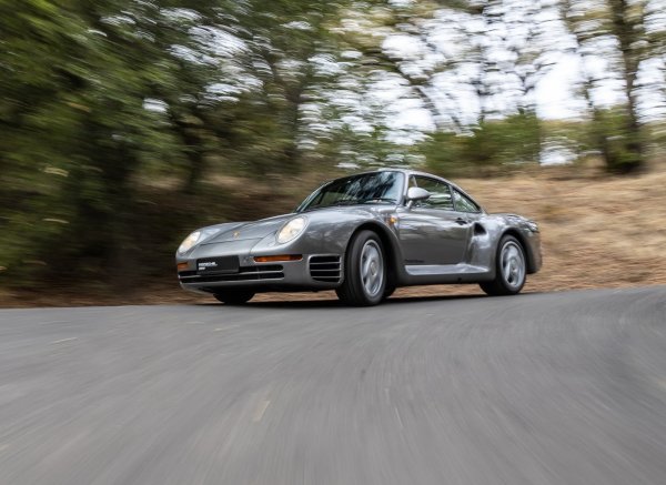 Този модел се превърна в най-технологичния автомобил на своята ера. И въпреки че беше базиран на също толкова легендарния 911, от който наследи задното задвижване и 6-цилиндровия двигател с въздушно охлаждане, много неща в него бяха уникални. При излизането си пазара Porsche 959 струваше 225 000 долара, но днес се продава за 875 000 долара.