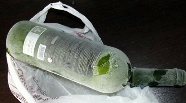 Оставянето на напитки в колата за дълго време при екстремни температурни условия може да доведе до разхерметизиране и бъркотия в салона / багажника. След като влезете в магазина за хранителни стоки, не забравяйте да вземете вкъщи бира, сок, кола, мляко и други течности, независимо дали са в стъклени бутилки, кутии или "тетрапаци". Може да сте чували, че съдържанието на захар и/или алкохол предотвратява замръзване, но това не е така &ndash; просто отнема повече време. Содата замръзва при около 30 градуса под нулата, 21-27 са достатъчни за бира, 23 са достатъчни за вино. След като това се случи, тези бутилки ще бъдат толкова податливи на счупване, колкото и всички други. 