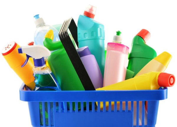 Много почистващи препарати, включително течности за стъкло, съдомиялна машина, кухня и баня, съдържат големи количества вода. Това означава, че замразяването може да причини набъбване на тези разтвори и напукване на бутилките / контейнерите. Други видове домакински почистващи препарати, включително перилни препарати, лакове, почистващи препарати за подове и т.н., съдържат повърхностно активни вещества и полимери, които могат да се люпят или слепват, когато са изложени на студ, което ги прави неефективни.