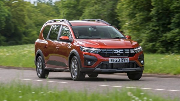 По традиция началото на годината е по-слаб период за Dacia, но най-съществената причина за 33-те процента спад при Jogger е вътрешната конкуренция - и по-точно, появата на новото поколение Duster. 
