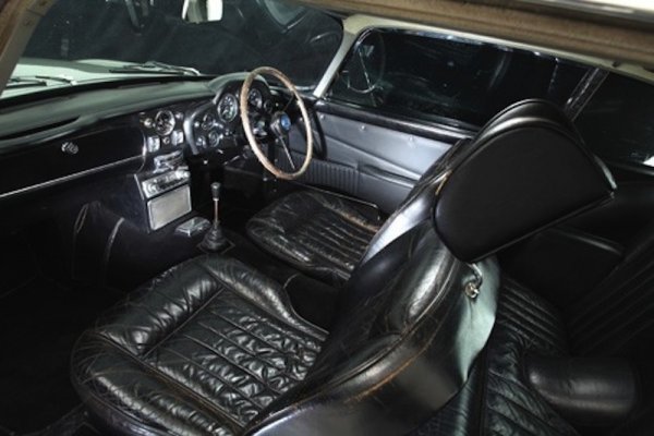 Aston Martin DB5 на Джордж Харисън