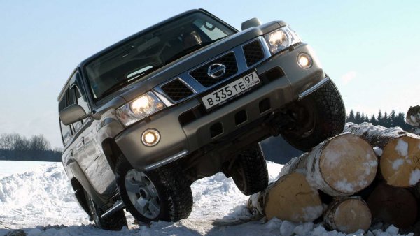 Истинското посвещение обаче идва с четвъртото поколение от 1988 г., преименувано на Patrol GR или Grand Raid, като достига пълна зрялост в стил и техника. През 2007 г. моделът претърпя пълен рестайлинг, като всички части с изключение на покривния панел бяха заменени или модифицирани. През 2009 г. кариерата му на Patrol на европейските пазари официално приключва, като за кратко е заменен от Pathfinder, който също е изваден от списъка. Ново поколение, много по-модерно и усъвършенствано, все още се произвежда, но е запазено само за някои пазари в Азия и Океания.