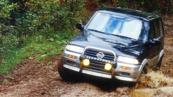 Известен още като Musso, първият MJ от 1993 година има същата база като по-компактния Korando, като представлява по-просторната алтернатива с 5 врати, макар и със собствена линия. Подобно на него, използва бензинови и дизелови двигатели и скоростни кутии на Mercedes. Това допринася за известността на двата модела, оценени заради по-достъпните им цени от другите офроудъри, макар да не са много балансирани и с по-ниско качество.