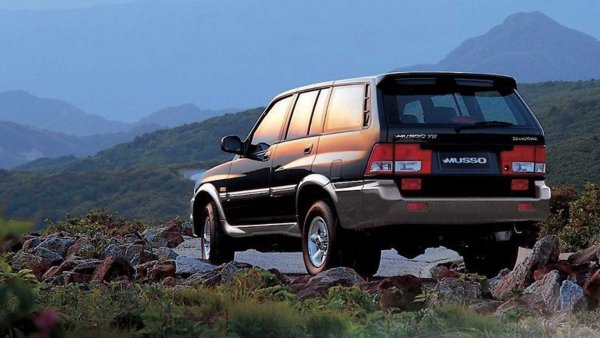 С новото хилядолетие Korando изцяло променя външния си вид, превръщайки се в модерен SUV със самоносеща конструкция, докато MJ остава в производство малко по-дълго във варианта пикап (Musso Sports), постепенно заменен от Rexton. През 2018 г. е представено ново поколение на модела, с монококова структура.