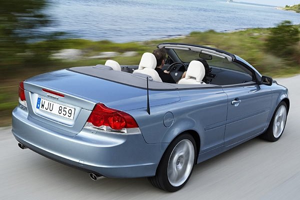 Volvo C70, Coup&eacute; и Cabrio варианти, бензин, 140-220 к.с. на цени от около 34 000 евро 