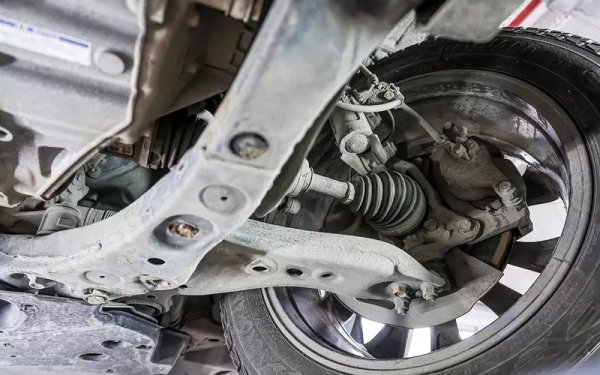 Окачването е малко по-малко проблемно в сравнение с това на Camry - въпреки че на фона на много от конкурентите всичко е наред. При предното (тип McPherson) подпорите и втулките на стабилизатора са в състояние да издържат 70 000-90 000 км, амортисьорите рядко отказват преди 120 000 км.

Задното окачване е многозвенно, като амортисьорите и лагерите обикновено издържат 130 000-140 00 км. Сайлент-блоковете изкарват повече - около 170 000 км.