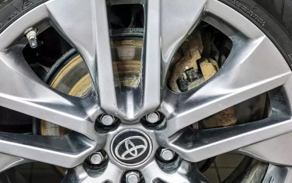 Оригиналните спирачни дискове са слаби - те могат да се изкривят след 20 000-30 000 км. Няма забележки относно спирачките при редовна поддръжка.