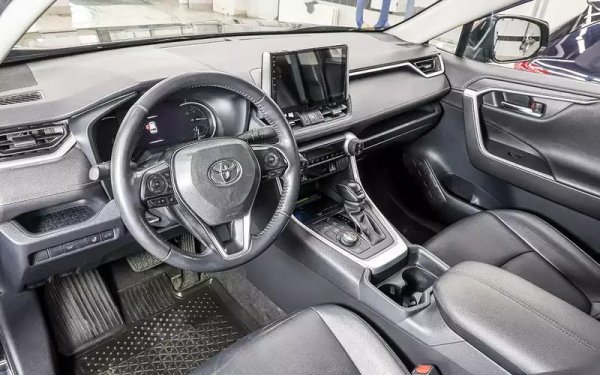 Интериорът е сглобен доста добре, въпреки че предният панел и централната конзола, за разлика от Camry, понякога скърцат. Довършителните материали издържат на износване като при седана.

Тапицерията на волана се износва видимо след 100 000 км, малко по-късно същото се случва и с тапицерията на трансмисията. Кожената тапицерия на седалките се напуква след около 3-4 години, като вътрешността на тъканта абсорбира мръсотия.