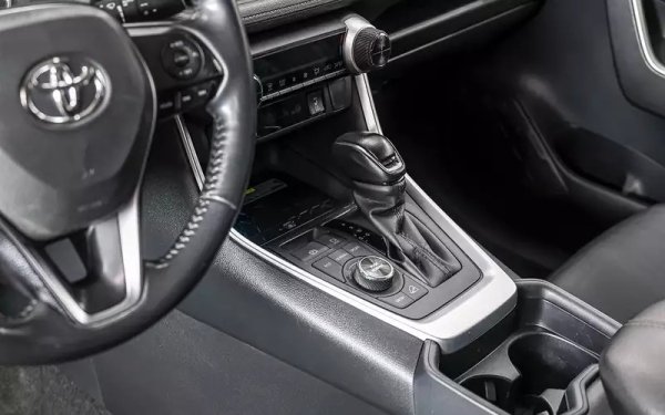 Боядисаната в сребристо декоративна пластмаса в кабината е лесна за надраскване в основата си. Твърдата пластмасова облицовка на долната част на кабината и багажника също лесно се надраскват. Дори при малко натоваране рафтът на багажника може да се счупи зарази слабите си панели.
