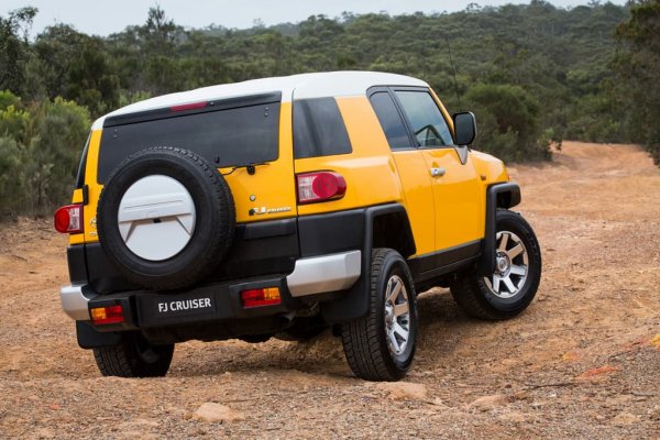 FJ Cruiser е създаден специално за американския пазар и достигна до Европа единствено благодарение на паралелния внос. Предлагаше се с 4-литров бензинов двигател, задно или 4х4 задвижване. Кариерата на модела е дълга: прототипът е показан през 2003, а серийният модел идва през 2005 година. И остава на пазара до 2018, когато японците решиха да го махнат, заради намалелите продажби.
