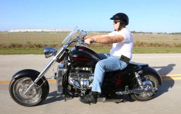 Ако сте заклет фен на V8 двигателя Chevy, но също така и запален ездач, този безумен модел е мотоциклетът за вас.
От 1990 г. Boss Hoss произвежда серия от мотоциклети и триколки, задвижвани от Chevy V8, като един от най-популярните модели е Classic Cruiser.
