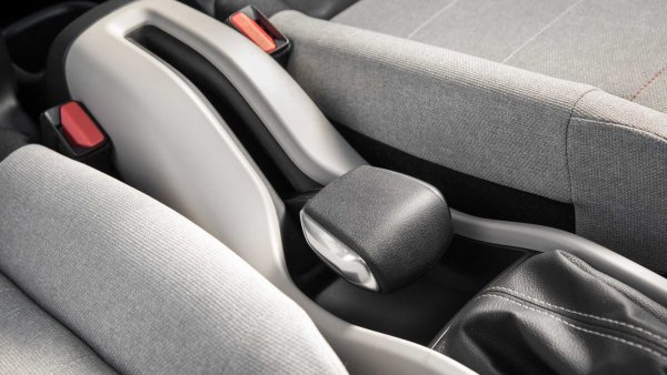 Дръжката на "ръчната спирачка" на кросоувъра Citroen C3 Aircross наподобява животинска лапа. Бутонът за отключване е скрит в дланта й. По същия начин, но с бутон отстрани, е направена тази за ръчната спирачка на Citroen C4 Cactus преди фейслифта и във версията с предни седалки, интегрирани в една широка. Между тях просто нямаше място за обичайния механизъм.