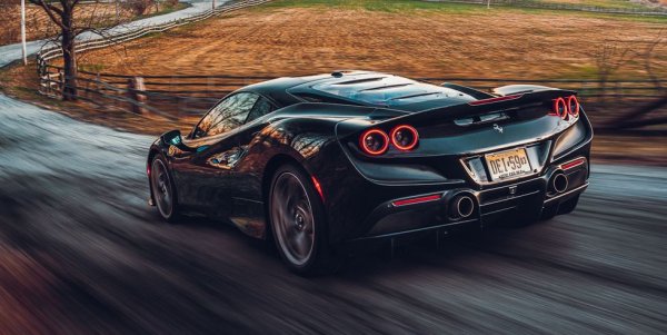 F8 Tributo може и да има с четири цилиндъра по-малко от 812 Superfast - по-големия си братовчед с V12. Само че има и два турбокомпресора в повече. Освен това е по-леко и с по-добра аеродинамика. Това обяснява и защо е способно на същата максимална скорост. 
