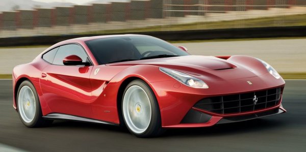 Последният гранд-турър на Ferrari с предно разположен V12. Този 6.3-литров атмосферен агрегат дава 731 конски сили и изстрелва колата до почти 340 км/ч. 
