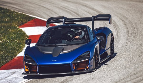 Задачата на Senna никога не е била да чупи рекорди за скорост по права линия - тъкмо обратното, тази кола е създадена да понася странични ускорения и да подобрява постижения по пистите. Но покрай това все пак успява да е и доста бърза на правите. 
