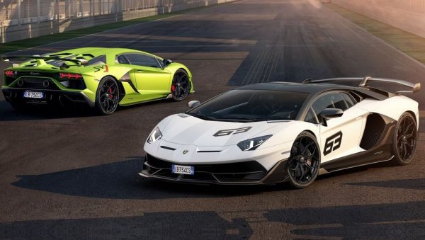 Флагманът на Ламбо с централно разположен V12 вече пее лебедовата си песен. Но си остава несменяем член на клуба на най-бързите, а версията SVJ съвсем доскоро държеше рекорда на Нюрбургринг за сериен автомобил.
