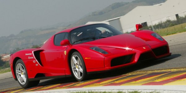 Ето ви още една машина, която бе създадена най-вече за да доминира по пистите, и се оказа много бърза по права линия като бонус. Но най-хубавото при Enzo е звукът, който произвежда този V12. 
