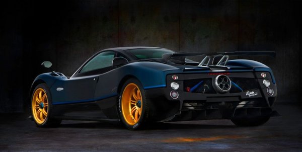 Pagani създаде толкова много различни версии на Zonda, че свят ще ви се завие от опита да запомните всички. Но няколко от последните, като например Tricolore, с лекота надхвърляха 330 км/ч. 

