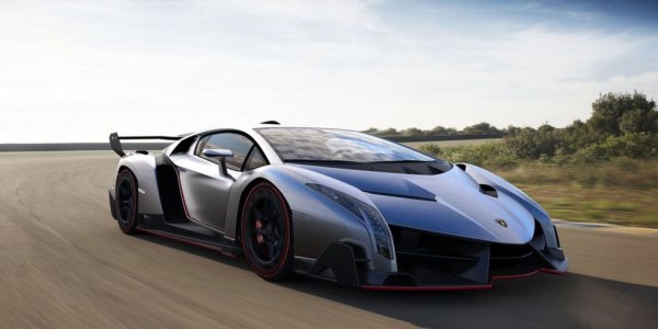 Шансовете да видите тази кола на живо са близки до нулата, защото италианците направиха само три купета и девет роудстъра. Но ако случайто ви се мерне пред очите, знайте, че това е една от най-бързите машини на планетата. 