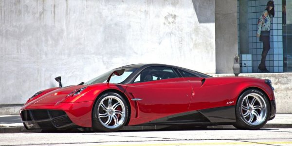 При Pagani всичко с еволюцията е наред: наследникът на Zonda е по-бърз благодарение на 720-те коня на получения от AMG 12-цилиндров мотор с туин турбо, и адаптивното окачване. 
