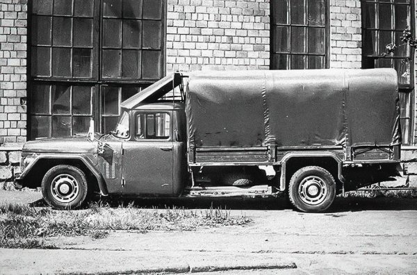 За построяването на  бензинов "супер танкер" бил използван един от &bdquo;сталинските&ldquo; бронирани автомобили ЗИС-115 с 6,0-литров 8-цилиндров двигател със 140-конски сили. Купето било заменено с кабина на камион ЗИС-157 и товарна платформа, покрита с брезент. Според някои източници екзотичният модел можел да вдигне 120 км/ч напълно натоварен с тон и половина багаж.

Две десетилетия по-късно, в края на седемдесетте и осемдесетте години, работниците на завода построили заместник на заслужилата пенсия цистерна за зареждане с гориво, както и преди, изработвайки го без никакви чертежи. Шасито от лимузина ЗИЛ-114 със 7,0-литров двигател V8 постигащ 300 конски сили и тристепенна автоматична скоростна кутия, било оборудвано с модифицирана кабина на товарния модел 133ГЯ.

Хибридът получил неофициалното наименование ЗИЛ-113Г и бил удостоен с още по-неофициалния псевдоним "Чебурашка&rdquo;. Макар че със сваленото си купе, парадоксално малките колела, вертикалното предно стъкло и радиаторна решетка, от която въздушното съпротивление трябвал ода избяга в паника, по-скоро пикапът приличал на крокодила Гена.