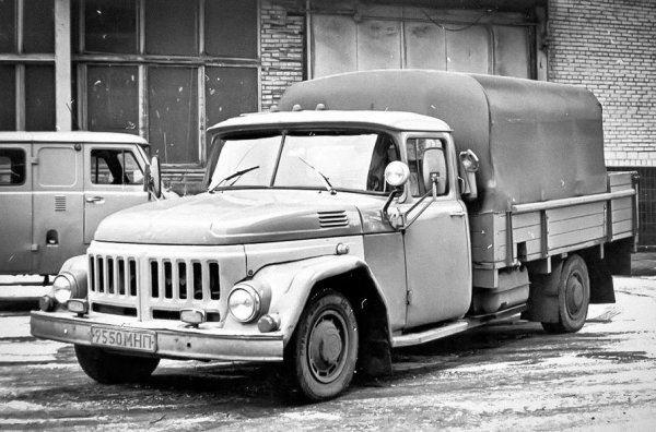 По отношение на размерите звярът е наравно със съвременните пълноразмерни джипове: дължина от 5,2 метра, ширина от точно 2 и височина от 2,2.

Всички тези характеристики, обаче, бледнеят на фона на една-единствена - скоростта. Само си помислете, как този могъщ танкер за гориво би могъл да се изстреля до 170 км/ч. Може само да се гадае какво е усетил шофьорът, седнал в луксозна лимузина, когато е изпреварен от камион, движил се с темпо, непостижимо за повечето местни леки автомобили.

През първата половина на осемдесетте години предприятието построява още две Чебурашки, използвайки базата на ЗИЛ-4104 с двигатели с мощност 315 конски сили и кабини от армейския ЗИЛ-131. Те не трябвало да са скоростни и стабилни, а служели за експресни доставки на компоненти и разни други задачи.

В началото на деветдесетте, причудливият хибрид между камион и лимузина имал шанс да се превърне в опростена масова серия за пазара, но това така и не се случило